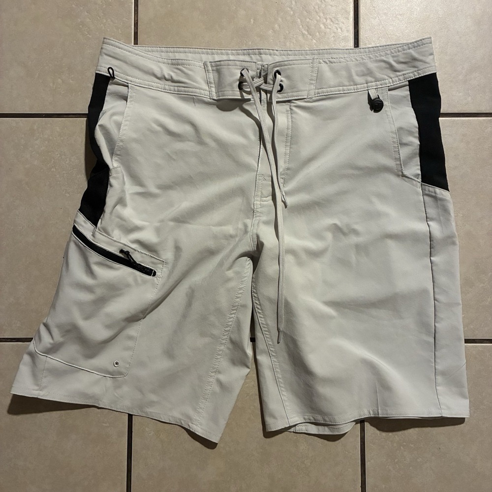 Magellan Men's Medium White Outdoors Pro Fishing Shorts